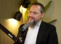 El rabino Yitzchak Neria durante un encuentro relacionado con la Fundación Echad Lechad.