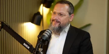 El rabino Yitzchak Neria durante un encuentro relacionado con la Fundación Echad Lechad.