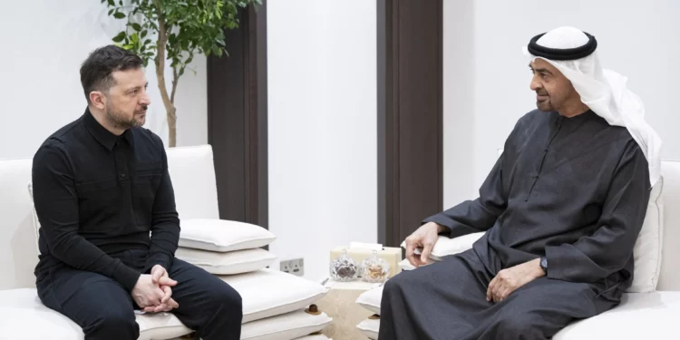 An undated handout photograph released on March 28, 2026, by the United Arab Emirates Presidential Court shows UAE's President Sheikh Mohamed bin Zayed al-Nahyan (R) meeting with Ukrainian President Volodymyr Zelensky in the United Arab Emirates (Abdulla AL-NEYADI / UAE PRESIDENTIAL COURT / AFP)