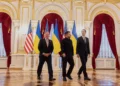 Volodymyr Zelensky camina en Kyiv con Jared Kushner y Steve Witkoff, enviados de Donald Trump