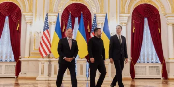 Volodymyr Zelensky camina en Kyiv con Jared Kushner y Steve Witkoff, enviados de Donald Trump