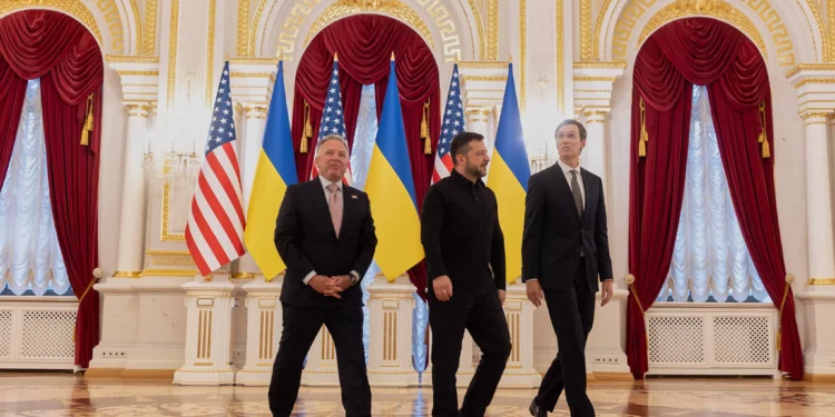 Volodymyr Zelensky camina en Kyiv con Jared Kushner y Steve Witkoff, enviados de Donald Trump
