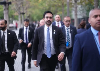 El alcalde de Nueva York, Zohran Mamdani, camina hacia el memorial por el 25.º aniversario de los atentados del 11 de septiembre de 2001, en Nueva York.