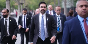 El alcalde de Nueva York, Zohran Mamdani, camina hacia el memorial por el 25.º aniversario de los atentados del 11 de septiembre de 2001, en Nueva York.