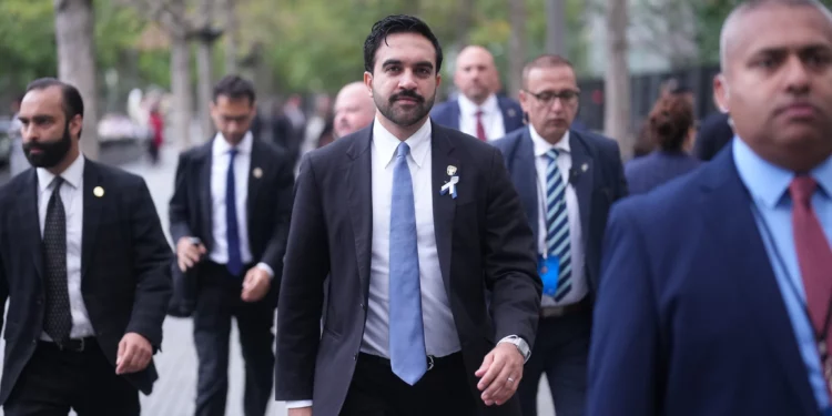 El alcalde de Nueva York, Zohran Mamdani, camina hacia el memorial por el 25.º aniversario de los atentados del 11 de septiembre de 2001, en Nueva York.