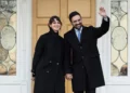 El alcalde de Nueva York, Zohran Mamdani, y su esposa, Rama Duwaji, saludan a la prensa en Gracie Mansion, el 12 de enero de 2026.