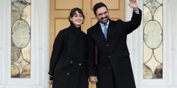 El alcalde de Nueva York, Zohran Mamdani, y su esposa, Rama Duwaji, saludan a la prensa en Gracie Mansion, el 12 de enero de 2026.