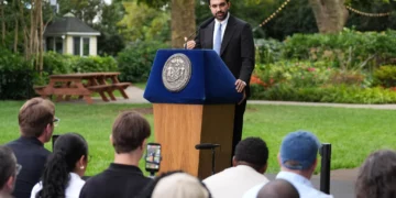 El alcalde de Nueva York, Zohran Mamdani, habla con la prensa después de su reunión con el presidente Donald Trump el 21 de septiembre de 2026.