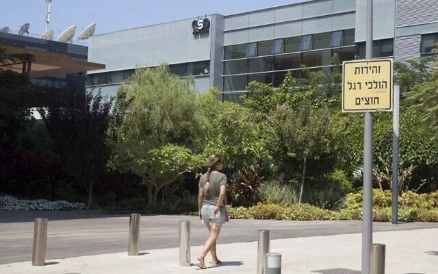 Mujer frente al edificio de NSO Group en Herzliya en agosto de 2016