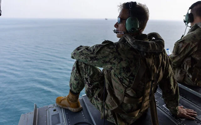 El almirante estadounidense Brad Cooper y el general Brandon Tegtmeier sobrevuelan el estrecho de Ormuz en un helicóptero CH-47 Chinook.