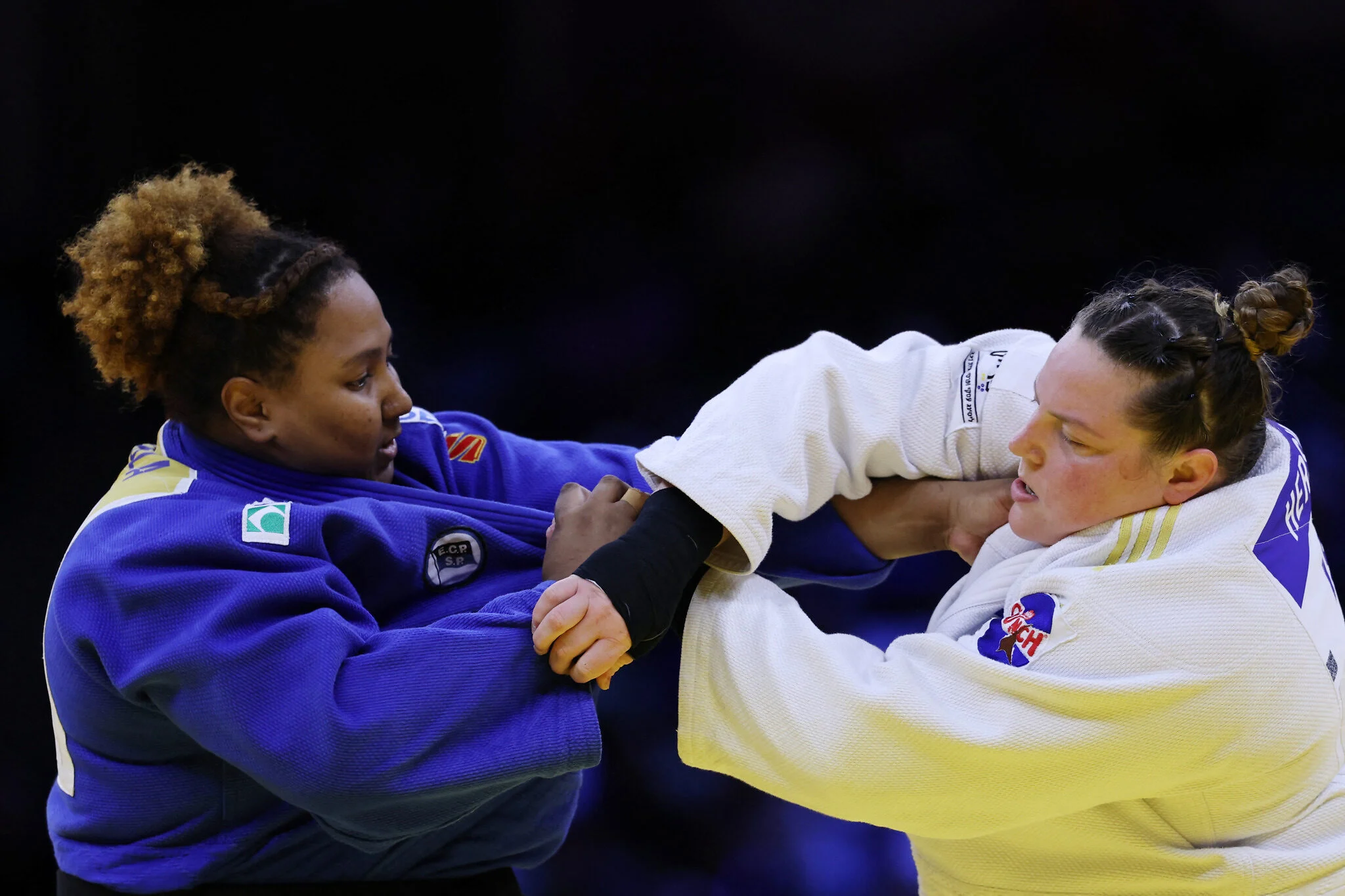 Raz Hershko, de blanco, se enfrenta a Beatriz Souza en los cuartos de final del Mundial de Judo de Bakú.