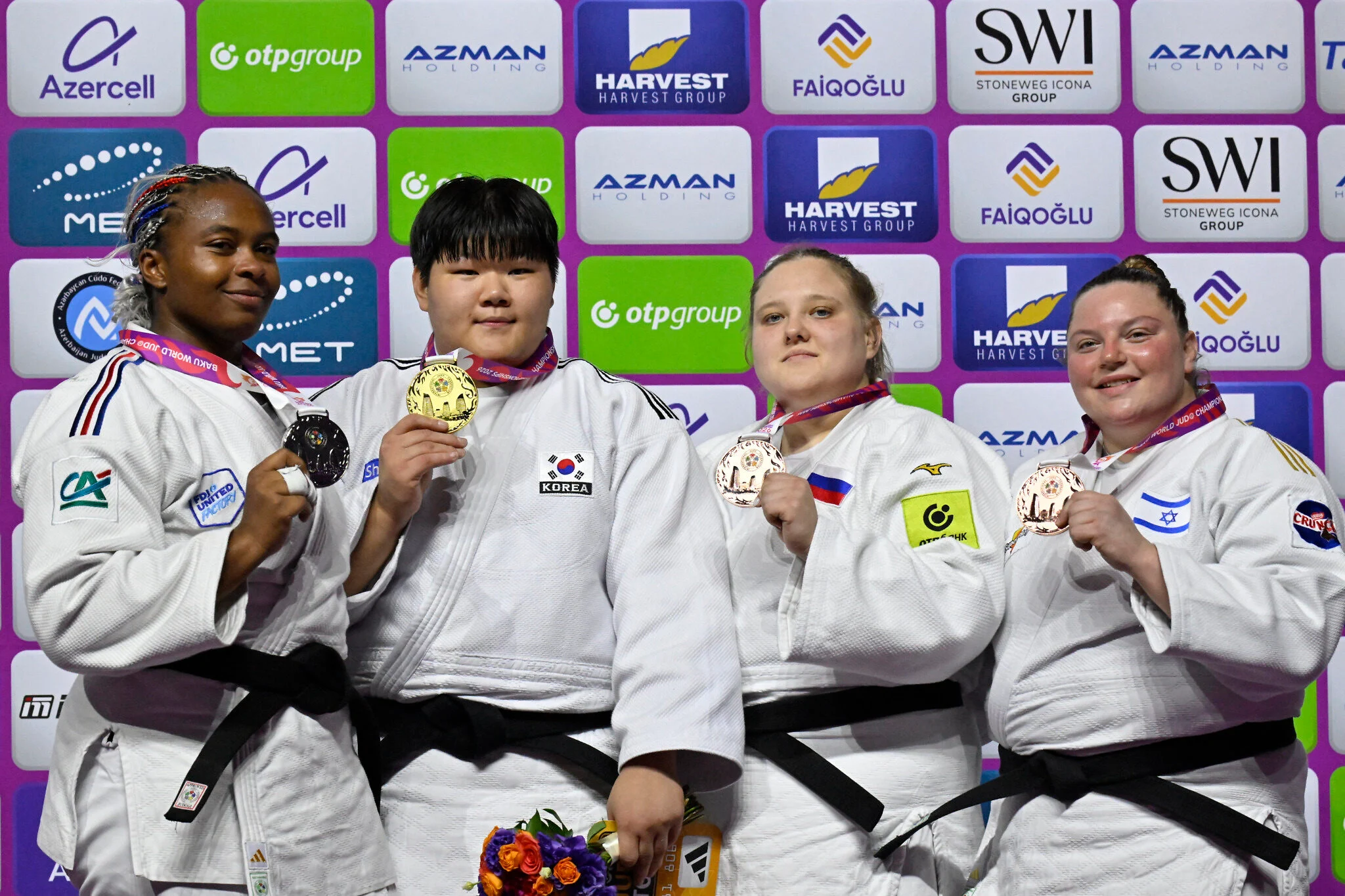 Romane Dicko, Lee Hyeonji, Mariia Ivanova y Raz Hershko durante la ceremonia de medallas del Mundial de Judo de Bakú.