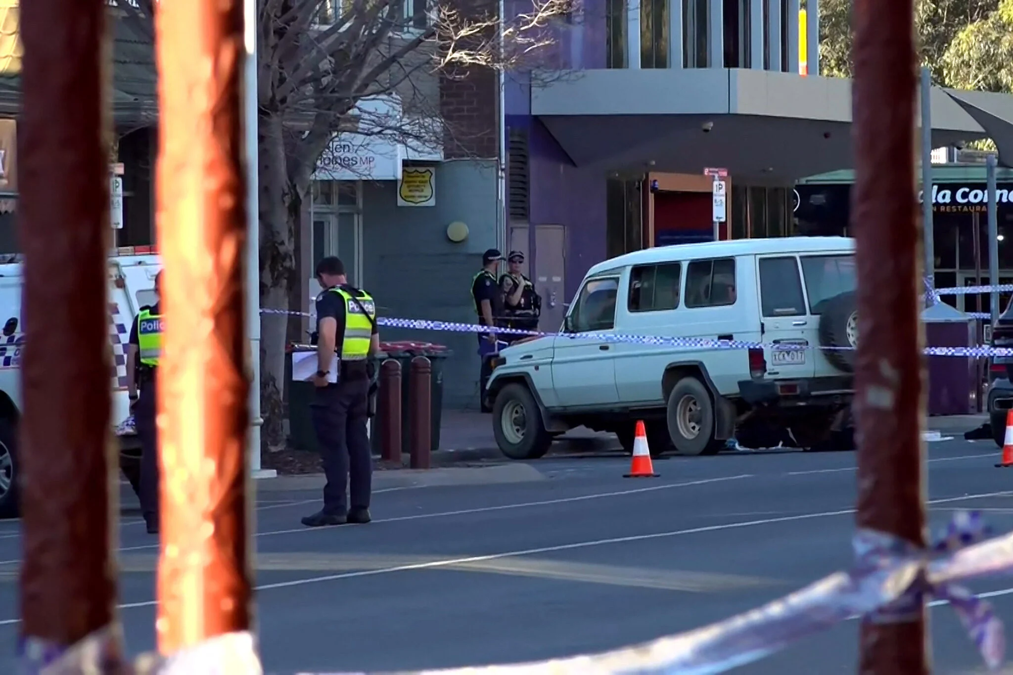 Agentes policiales junto al lugar del atropello de Helen Haines en Wangaratta
