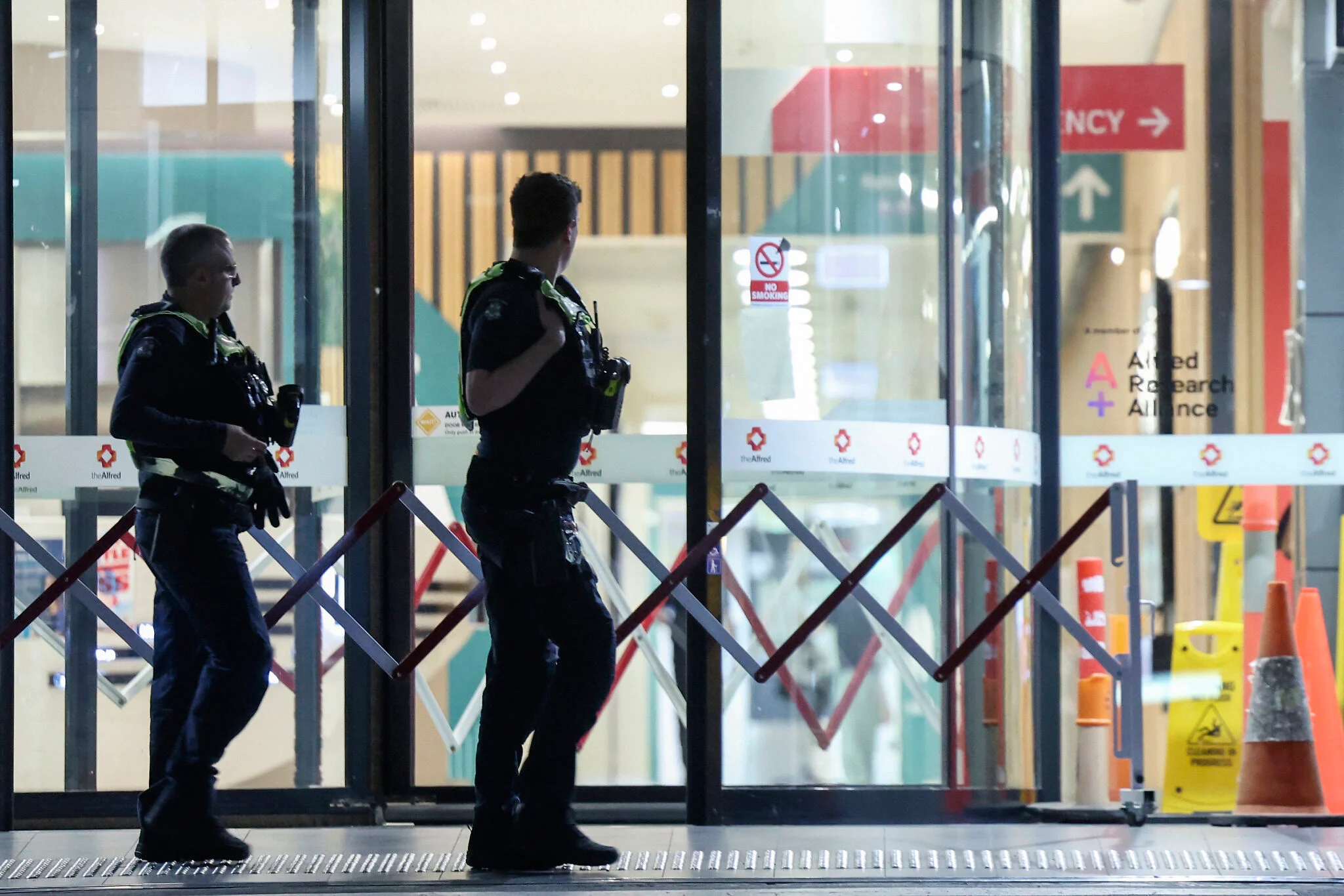 Policías frente al hospital Alfred de Melbourne después del traslado de Helen Haines