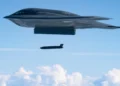 Un B-2 Spirit del 509.º Ala de Bombardeo lanza un AGM-158C LRASM sobre el mar de Filipinas el 27 de junio de 2026. Fotografía: sargento técnico Thomas Barley, Fuerza Aérea estadounidense.