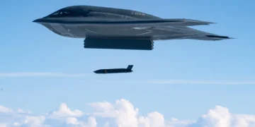 Un B-2 Spirit del 509.º Ala de Bombardeo lanza un AGM-158C LRASM sobre el mar de Filipinas el 27 de junio de 2026. Fotografía: sargento técnico Thomas Barley, Fuerza Aérea estadounidense.