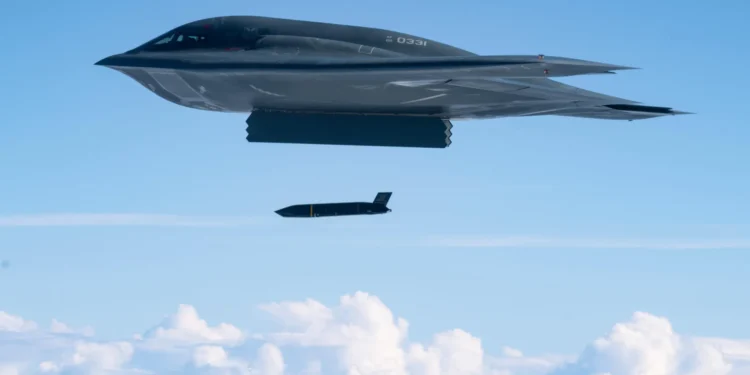 Un B-2 Spirit del 509.º Ala de Bombardeo lanza un AGM-158C LRASM sobre el mar de Filipinas el 27 de junio de 2026. Fotografía: sargento técnico Thomas Barley, Fuerza Aérea estadounidense.