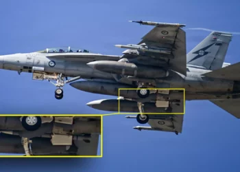 Un F/A-18F Super Hornet de la Real Fuerza Aérea Australiana, adscrito al Escuadrón n.º 1, despega desde la Base Naval de Point Mugu, en el condado de Ventura, durante el ejercicio «Gray Flag 2026», el 11 de septiembre de 2026. [La imagen se ha retocado para resaltar el misil AIM-260 JATM inerte instalado en la estación de armas 7] (Crédito de la imagen: fotografía de la Armada de los Estados Unidos tomada por Dana Rene White. Retocada por The Aviationist)