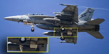 Un F/A-18F Super Hornet de la Real Fuerza Aérea Australiana, adscrito al Escuadrón n.º 1, despega desde la Base Naval de Point Mugu, en el condado de Ventura, durante el ejercicio «Gray Flag 2026», el 11 de septiembre de 2026. [La imagen se ha retocado para resaltar el misil AIM-260 JATM inerte instalado en la estación de armas 7] (Crédito de la imagen: fotografía de la Armada de los Estados Unidos tomada por Dana Rene White. Retocada por The Aviationist)