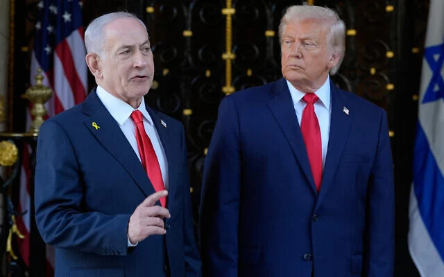 Donald Trump escucha a Benjamín Netanyahu en Mar-a-Lago, Florida, el 29 de diciembre de 2025