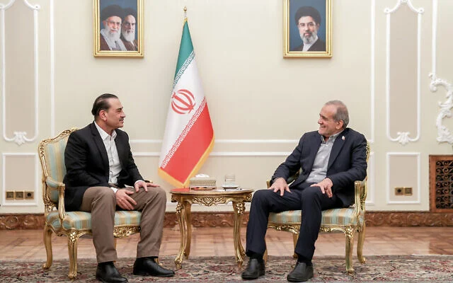 El presidente iraní Masoud Pezeshkian recibe al jefe del Ejército de Pakistán, Asim Munir, en Teherán, el 24 de agosto de 2026.