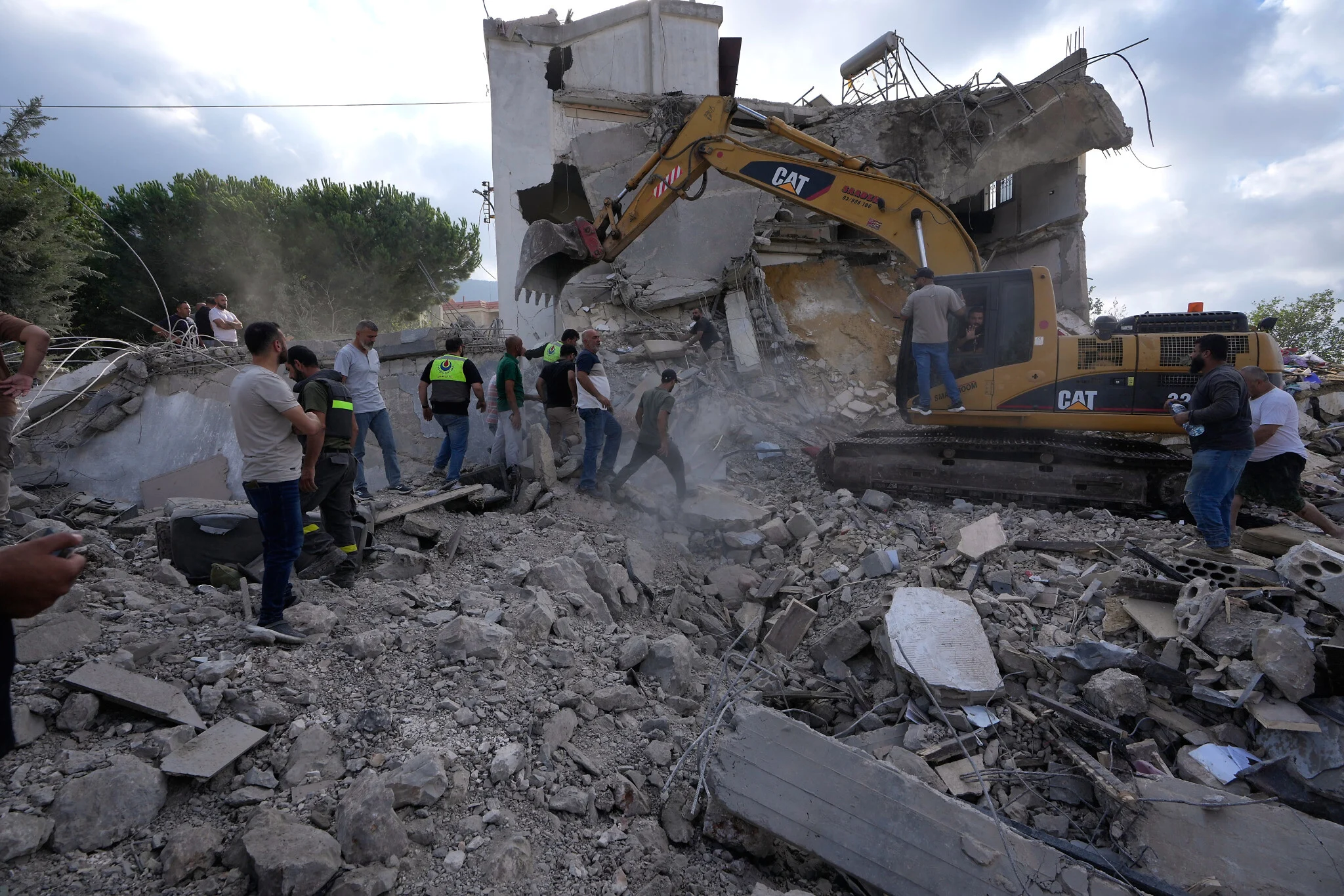 Equipos de rescate utilizan una excavadora entre los restos de una casa atacada en Arab Salim, al sur del Líbano.
