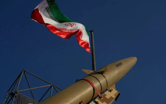 Misil iraní exhibido bajo la bandera de Irán en Teherán el 28 de septiembre de 2026