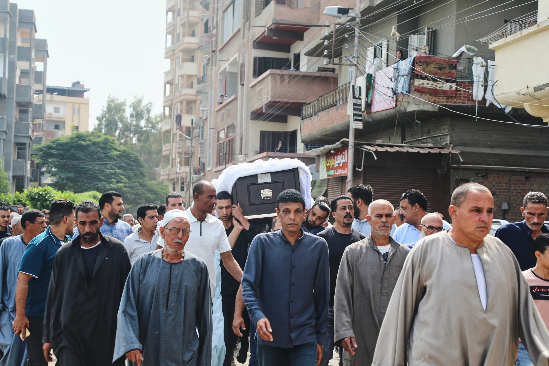 Funeral de Azza Ramzi en Egipto Traslado del ataúd de Azza Ramzi durante su funeral en Beheira, Egipto, el 13 de octubre de 2026