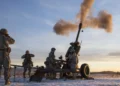 Artilleros del Ejército estadounidense operan un obús remolcado durante actividades de entrenamiento en Alaska.