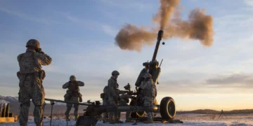 Artilleros del Ejército estadounidense operan un obús remolcado durante actividades de entrenamiento en Alaska.