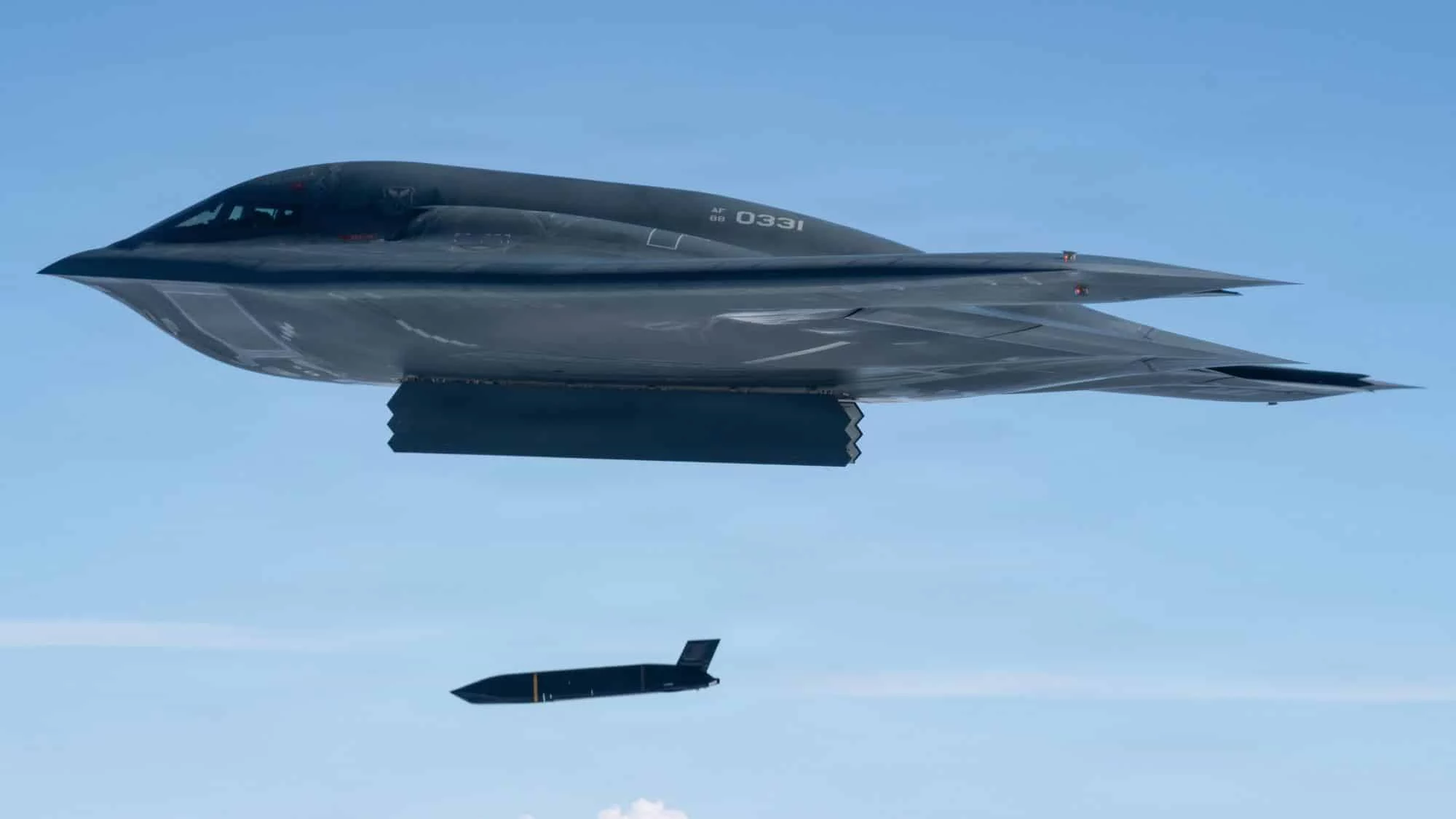 Un B-2 Spirit lanza un misil AGM-158C LRASM sobre el mar de Filipinas.