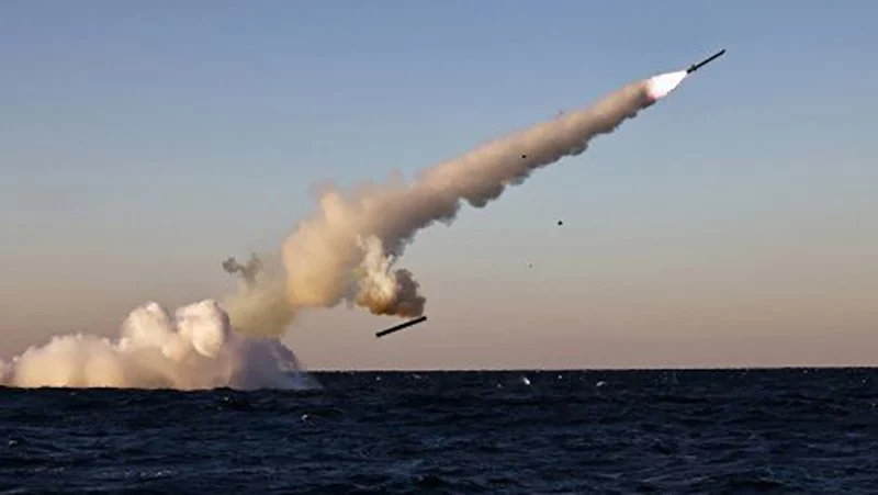 Misil de crucero norcoreano durante un lanzamiento desde debajo del agua.