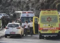 Soldados israelíes y personal de emergencia se reúnen cerca de ambulancias tras un ataque a tiros cerca de Yehuda Junction, cerca de Hebrón, en Cisjordania, el 23 de octubre de 2026. (Foto AP/Mahmoud Illean)