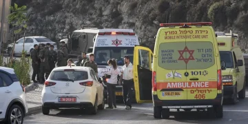 Soldados israelíes y personal de emergencia se reúnen cerca de ambulancias tras un ataque a tiros cerca de Yehuda Junction, cerca de Hebrón, en Cisjordania, el 23 de octubre de 2026. (Foto AP/Mahmoud Illean)
