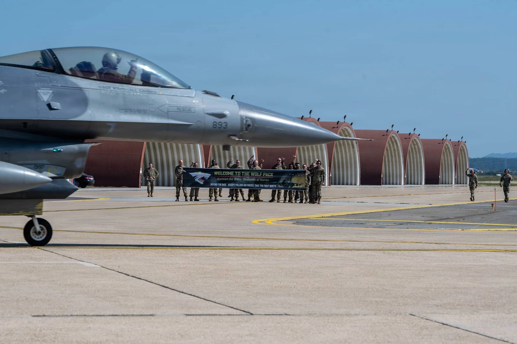 Los aviadores de la Fuerza Aérea de EE. UU. adscritos al «Wolf Pack» dan la bienvenida a un avión F-16 Fighting Falcon de la Fuerza Aérea de EE. UU. durante el «Fighter Squadron Reset» en la base aérea de Kunsan, República de Corea, el 15 de septiembre de 2026. (Crédito de la imagen: fotografía de la Fuerza Aérea de EE. UU. realizada por la sargento primero Tabatha Chapman)
