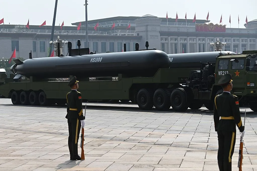 3 de septiembre de 2025, Pekín. Drones submarinos no tripulados en vehículos militares durante el desfile en la plaza de Tiananmén por el 80.º aniversario del final de la Segunda Guerra Mundial. Foto: Johannes Neudecker/dpa, picture alliance vía Getty Images.