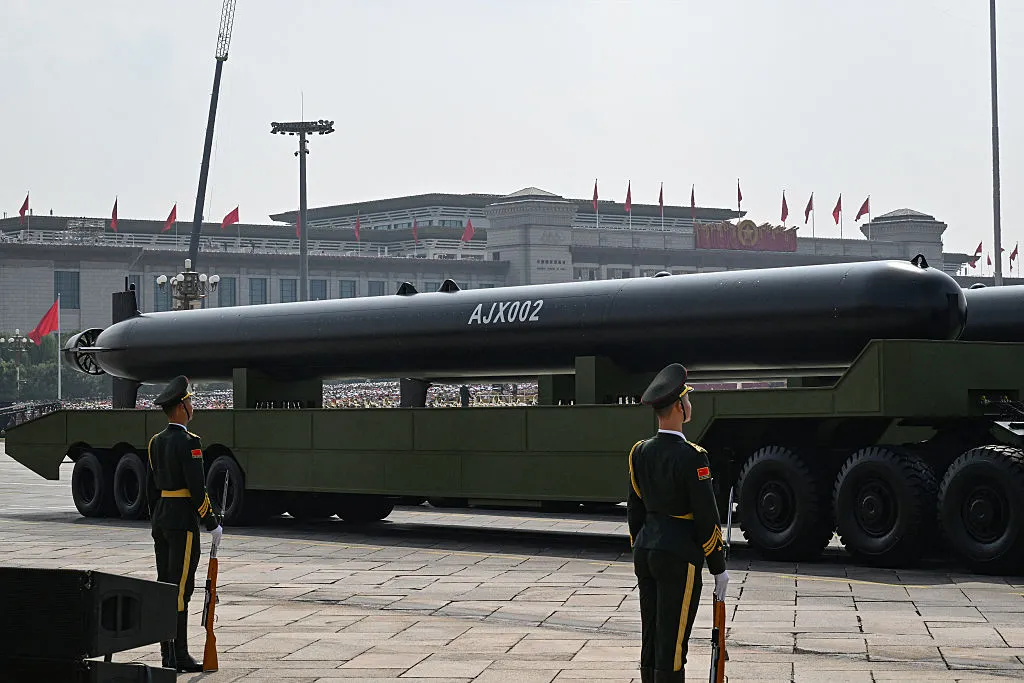 Un vehículo submarino no tripulado AJX002 durante el desfile militar del 3 de septiembre de 2025 en la plaza de Tiananmén, Pekín, por el 80.º aniversario de la victoria sobre Japón y del final de la Segunda Guerra Mundial. Foto: Greg Baker/AFP vía Getty Images.