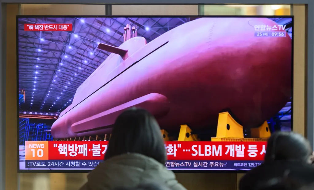 Personas observan en la estación ferroviaria de Seúl una noticia sobre el submarino de propulsión nuclear norcoreano, el 25 de diciembre de 2025.