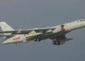 Bombardero chino H-6K con un misil de la familia KD-21