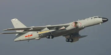 Bombardero chino H-6K con un misil de la familia KD-21