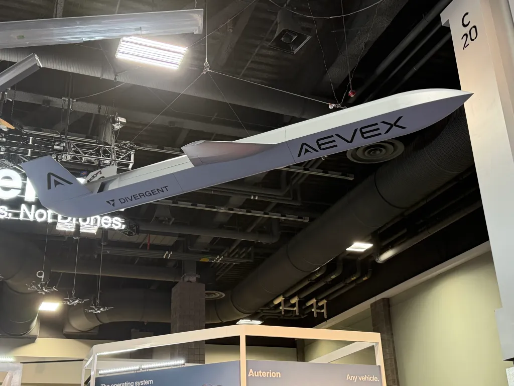 El dron de propulsión a reacción Specter durante su primera exhibición pública en la reunión de AUSA en Washington.
