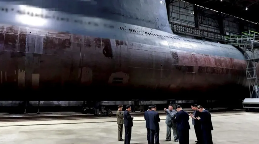 Kim Jong Un durante una visita a las instalaciones de submarinos de Sinpo en 2019.