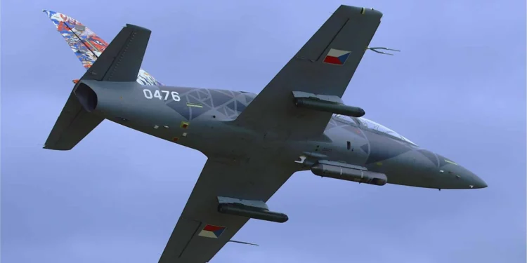 Un L-39 Skyfox equipado con un lanzador SiNAB Phoenix y dos lanzacohetes FZ800 de siete proyectiles. (Crédito de la imagen: Aero Vodochody)