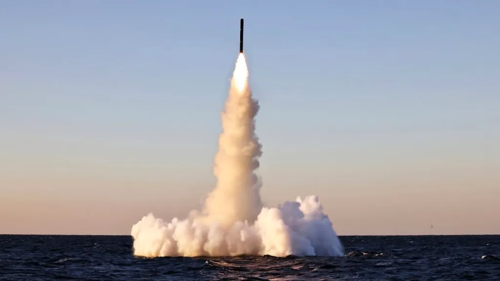 Lanzamiento de un misil de crucero desde un tubo que parece ser vertical.