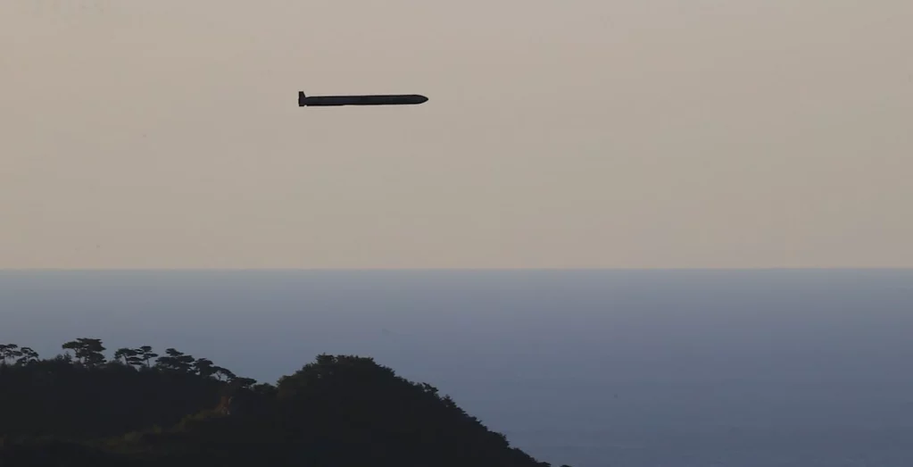 Un misil de crucero norcoreano en vuelo tras salir del agua.
