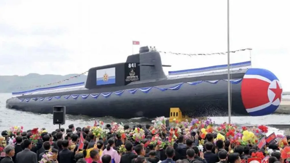 Botadura del submarino norcoreano Hero Kim Kun Ok.