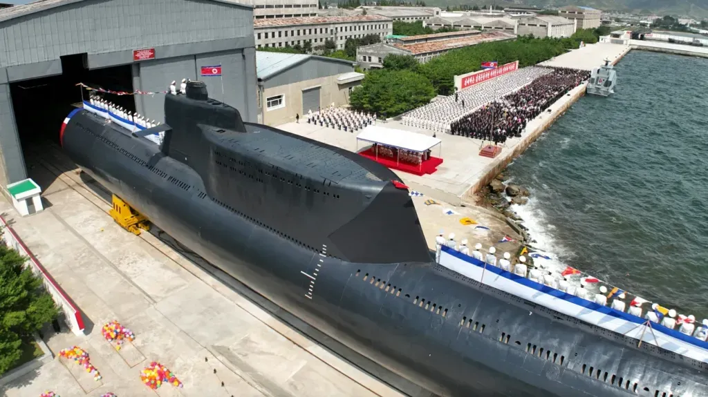 El submarino norcoreano Hero Kim Kun Ok, identificado con el número de casco 841.