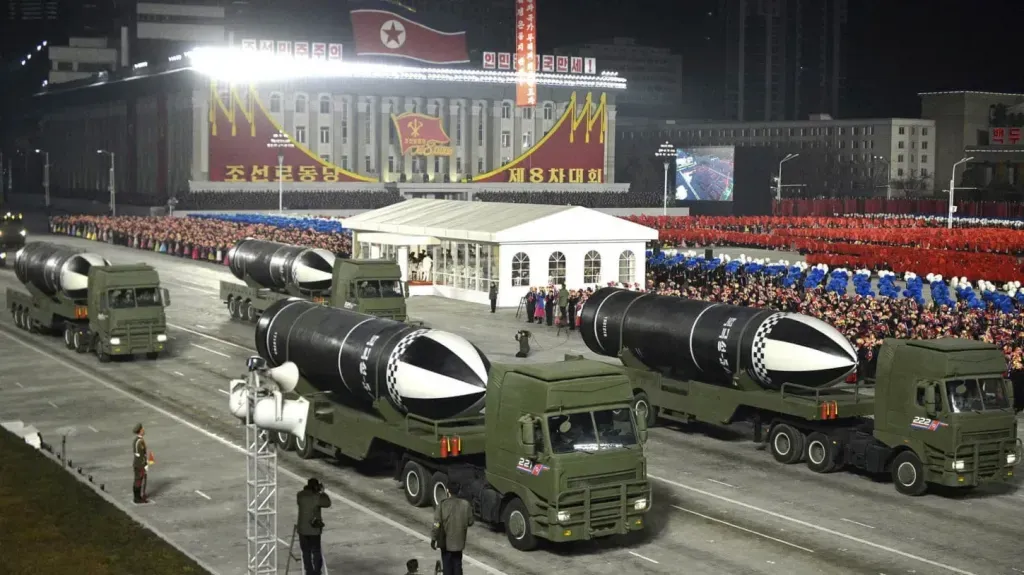 Misiles Pukguksong-5 norcoreanos en un desfile de enero de 2021.
