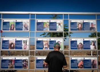 Varias personas visitan un lugar conmemorativo dedicado a las soldadas de vigilancia de las Fuerzas de Defensa de Israel (FDI) que fueron asesinadas en la base militar de Nahal Oz durante el ataque del 7 de octubre, cerca de la frontera israelí con la Franja de Gaza, el 7 de octubre de 2026. (Yonatan Sindel/Flash90)