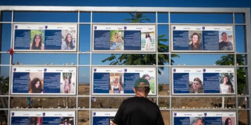 Varias personas visitan un lugar conmemorativo dedicado a las soldadas de vigilancia de las Fuerzas de Defensa de Israel (FDI) que fueron asesinadas en la base militar de Nahal Oz durante el ataque del 7 de octubre, cerca de la frontera israelí con la Franja de Gaza, el 7 de octubre de 2026. (Yonatan Sindel/Flash90)